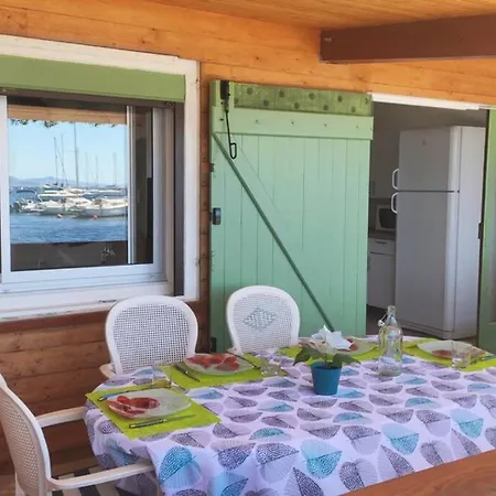 Maison de pecheur pieds dans l'eau- Lesclesdenicole Hyères